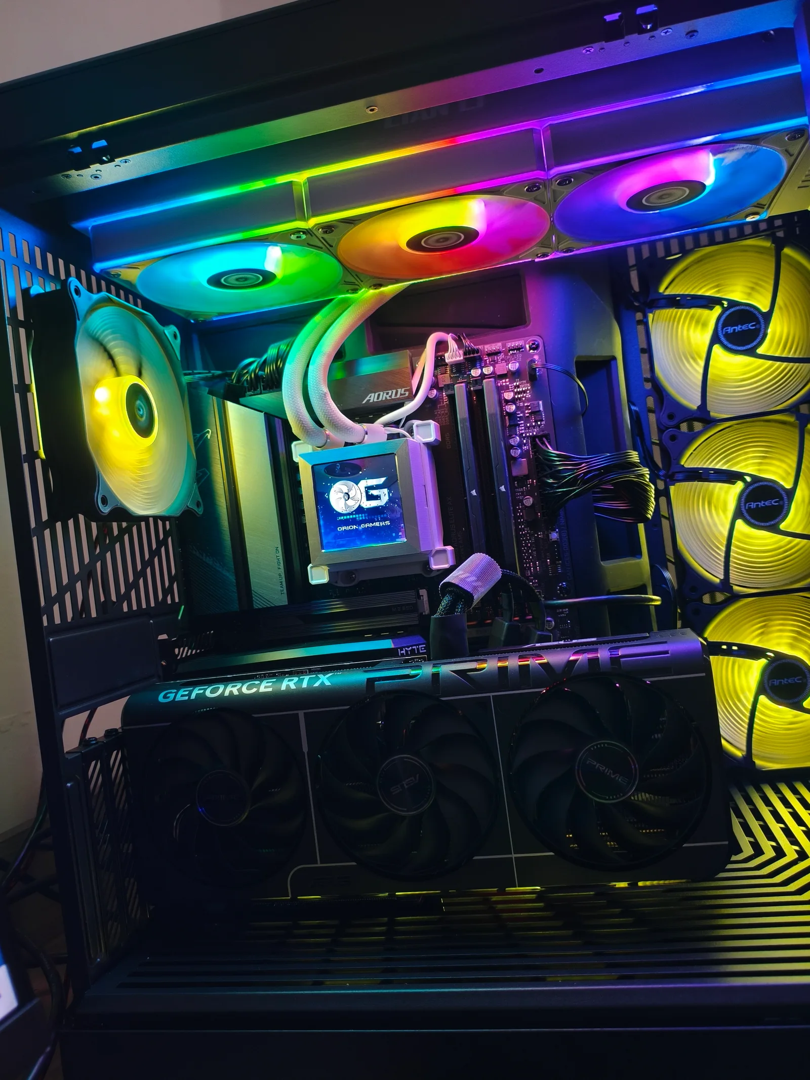 Ensamble Custom Hyte Y70 Touch Screen Orion Gamers con GPU Vertical y Refrigeración Líquida