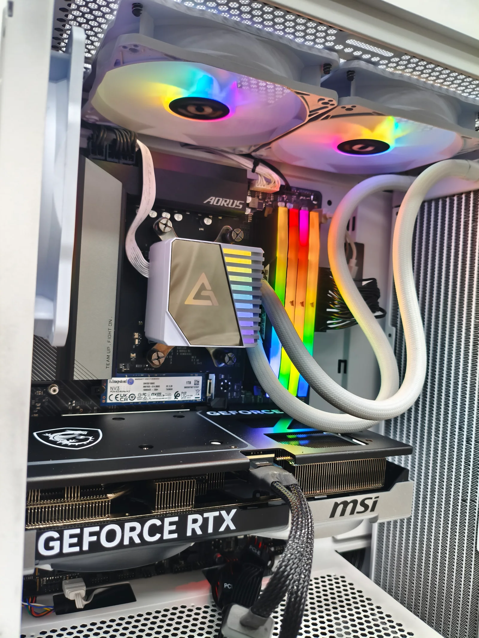 PC Gamer White Edition Aorus MSI Orion Gamers con Refrigeración Líquida Blanca
